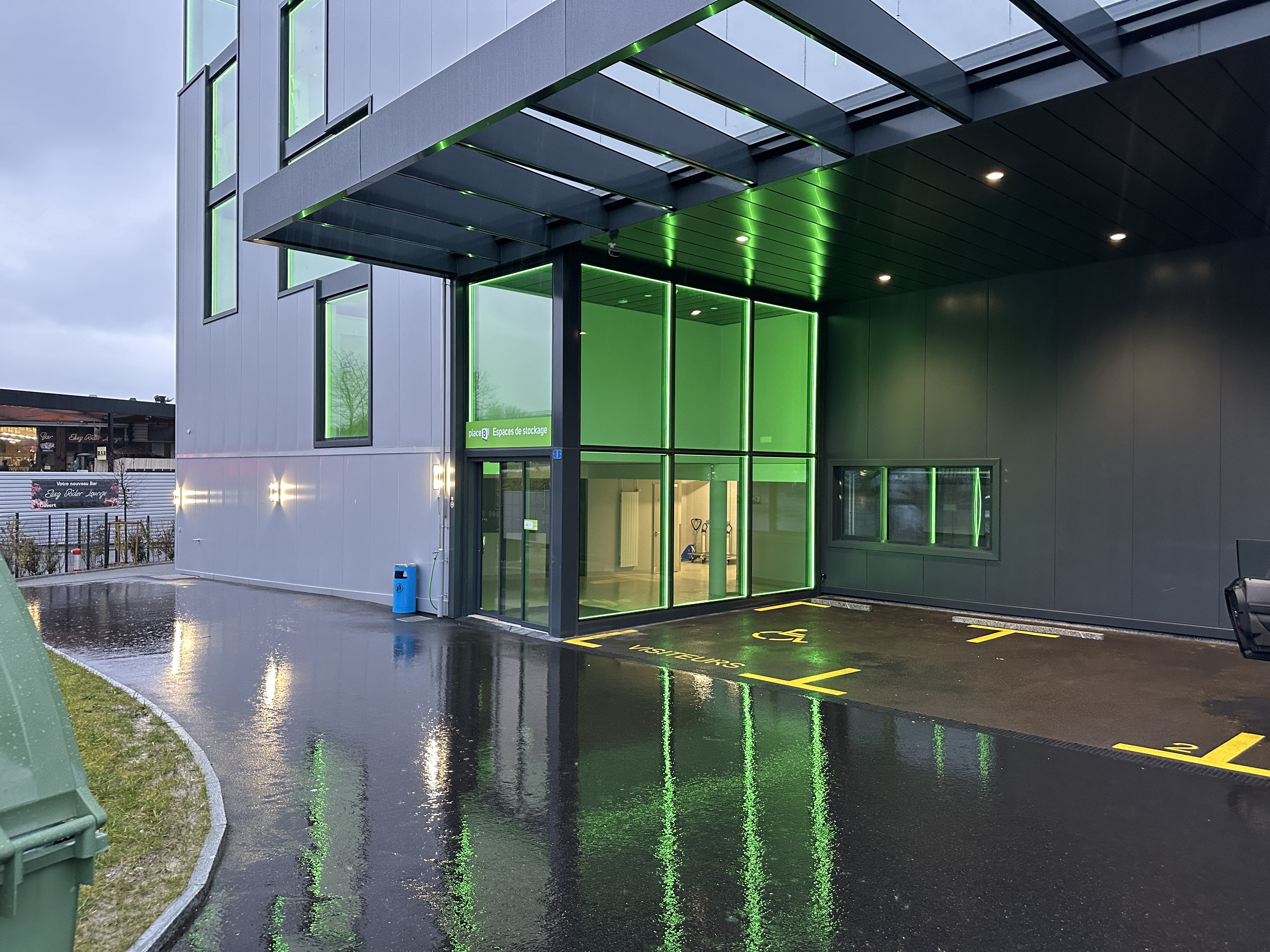 Local sécurisé de 170m2 à louer à Morges : idéal pour dépôt ou stockage, accès direct autoroute