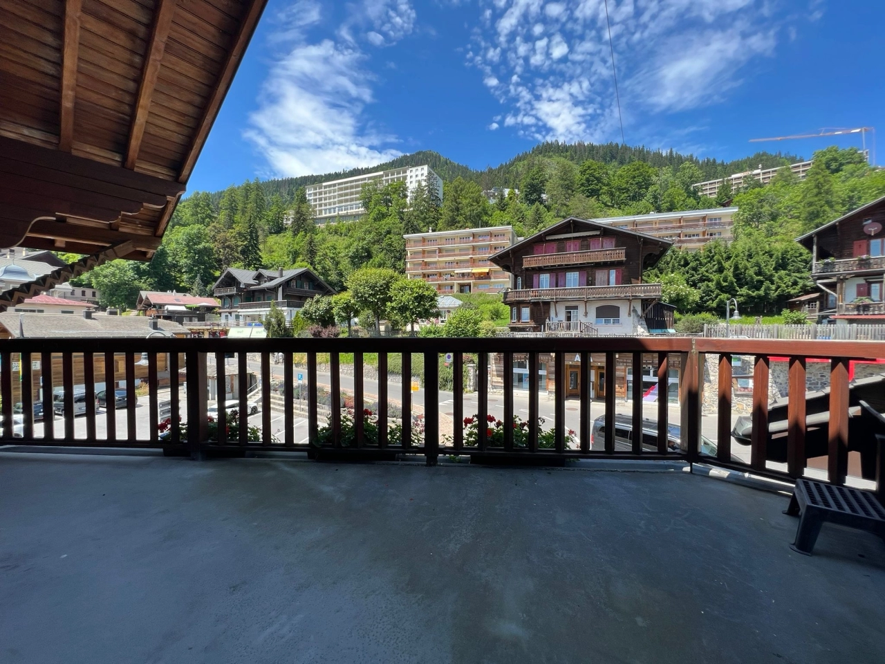 Magnifique immeuble / 2 Appartements et 2 commerces