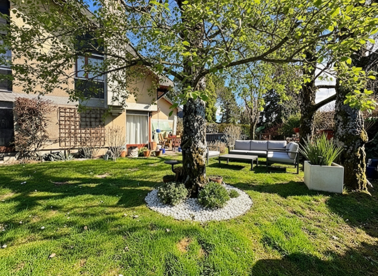 Belle villa jumelle 6 pièces / 4 chambres / beau jardin arboré et clôturé