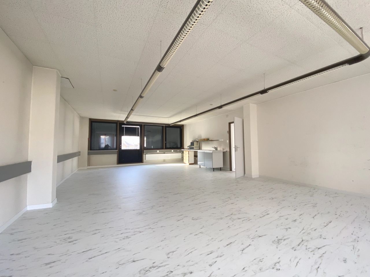 Grand bureau à Neuchâtel / cabinet médical