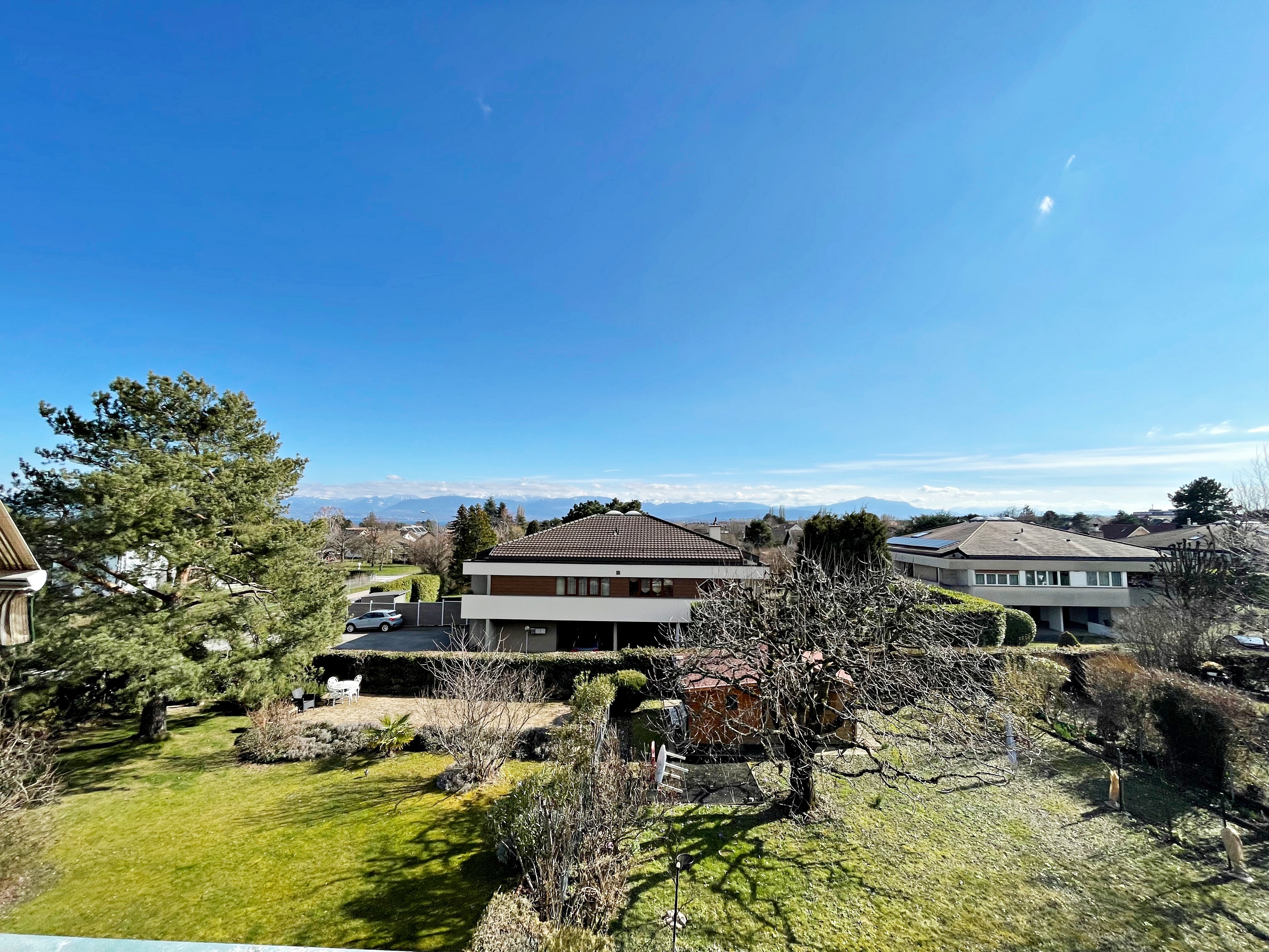 Magnifique appartement rénové avec balcon et vue lac