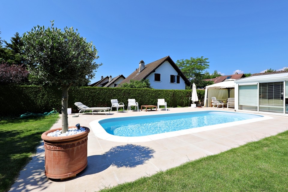 Splendide villa mitoyenne / 4 chambres / 3 SDB / Jardin / Piscine