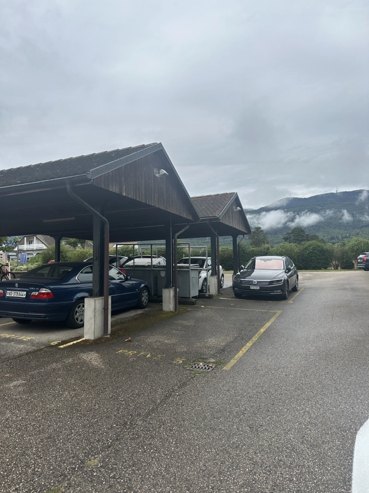 Place de parking extérieure à Chéserex
