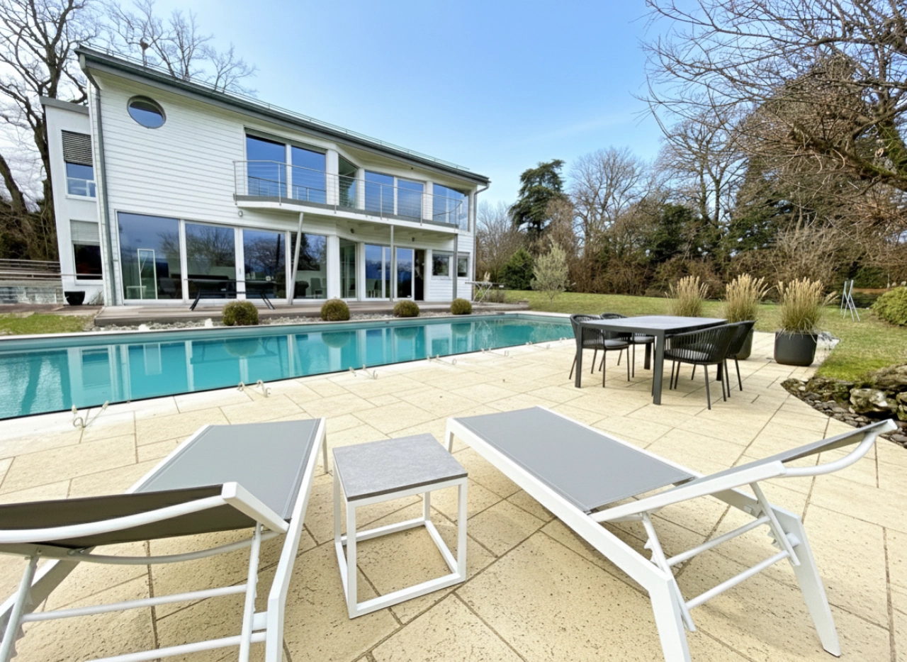 Magnifique villa familiale avec piscine à deux pas du lac à Coppet