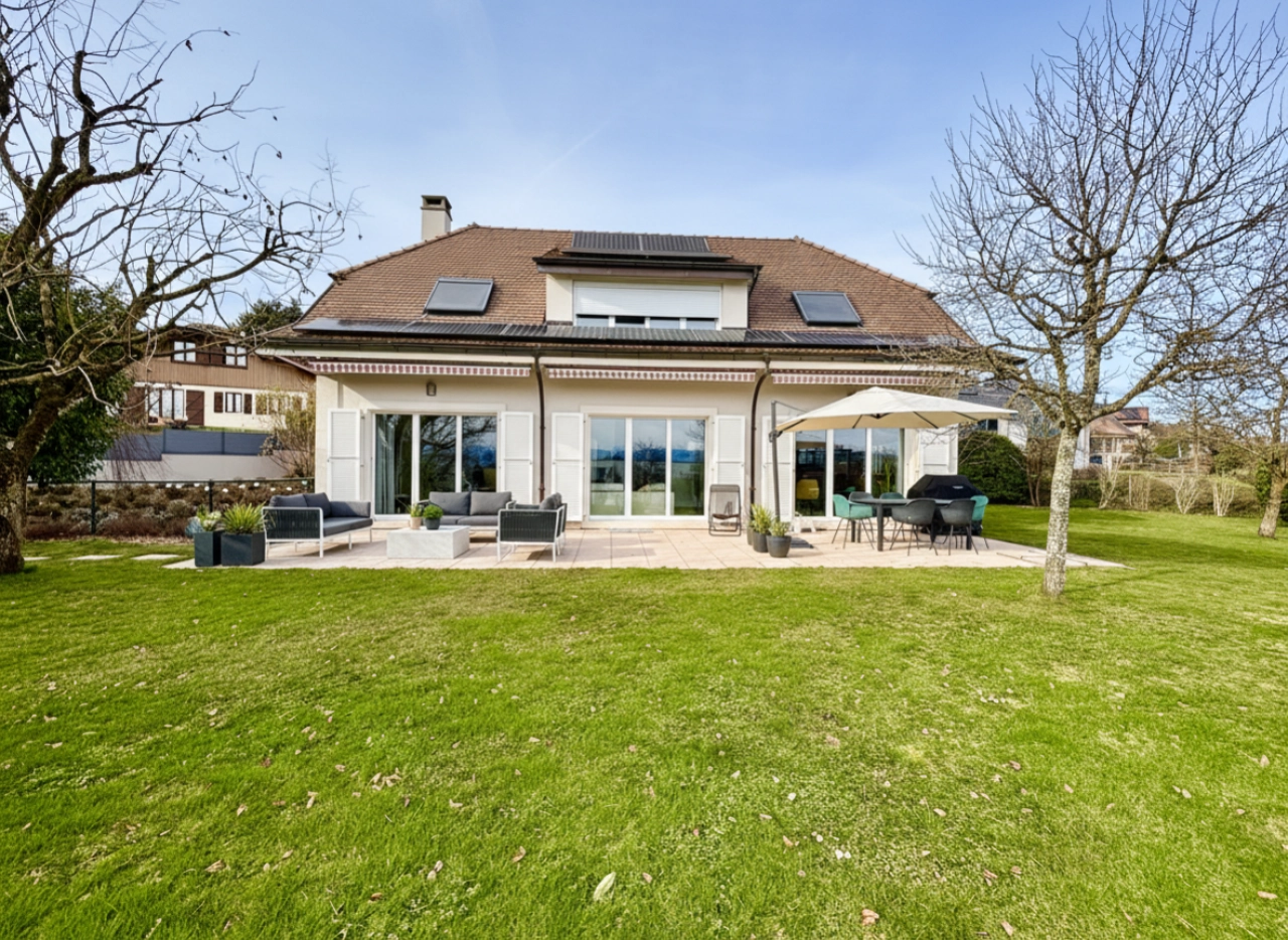 Belle villa avec grand jardin dans quartier résidentiel à Penthalaz