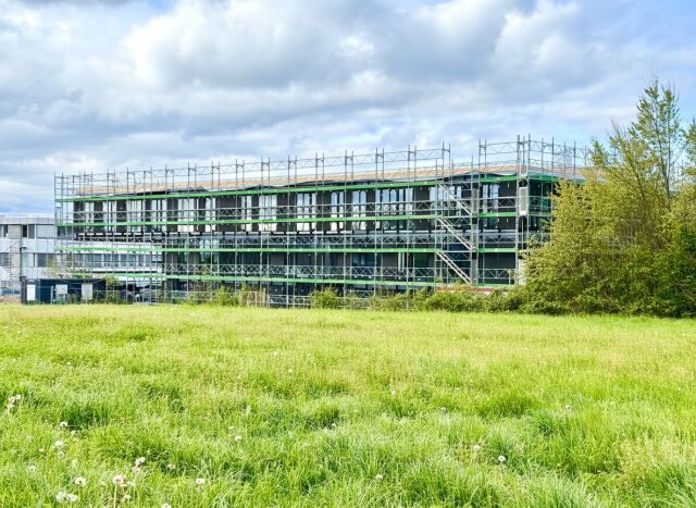 Surface commerciale en fin de construction dans zone industrielle à Saint-Prex