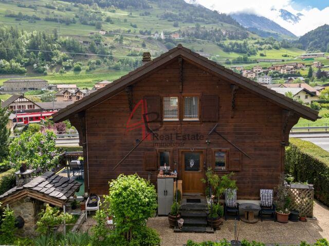 Chalet individuel avec jardin, terrasses et garage à Orsières