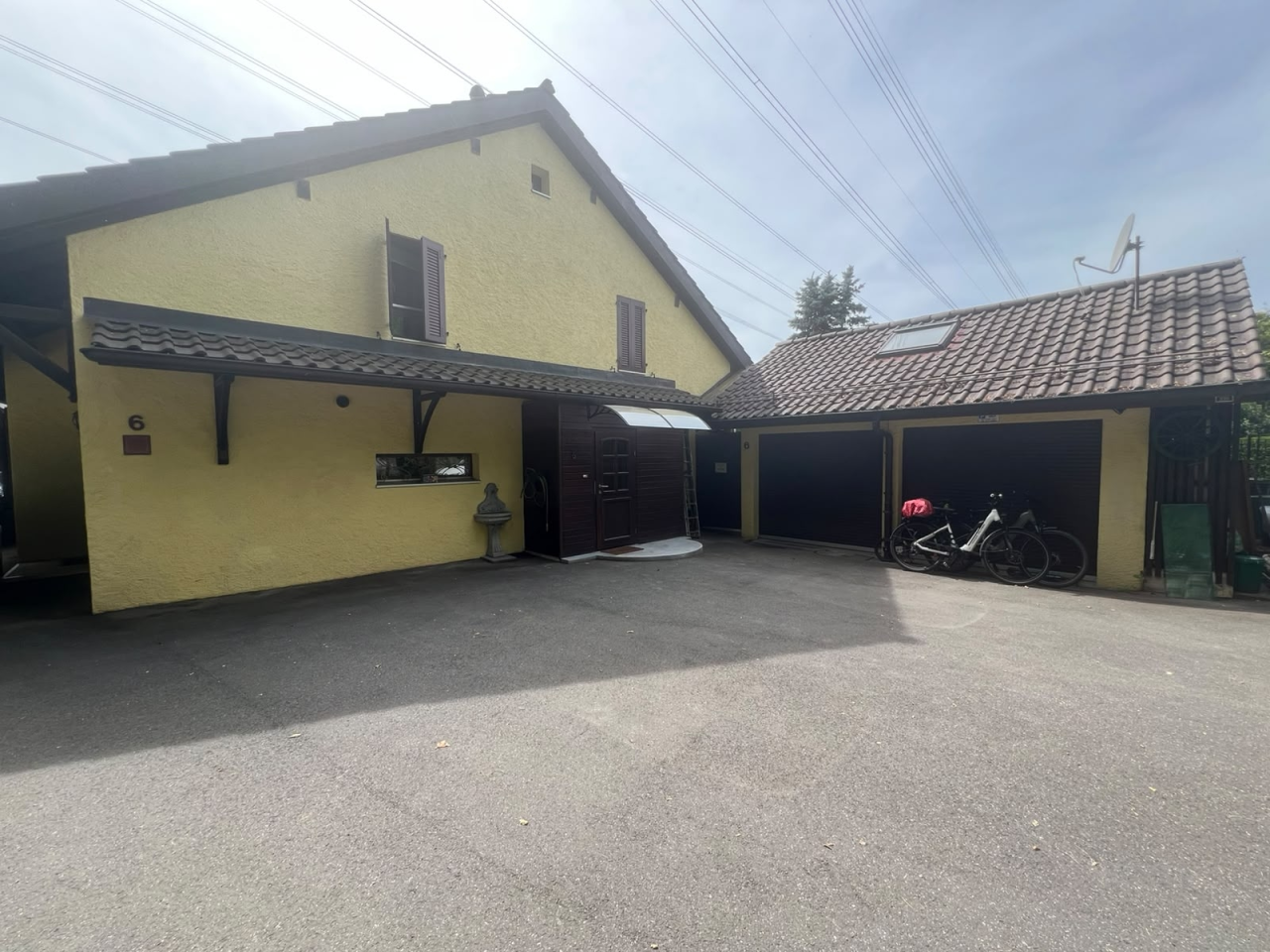 Belle maison de 5.5pièces meublé 4 CHB / 2 SDB / 1 terrasse / 3 places de parc / 1 grand jardin privatif (aucun vis à vis)